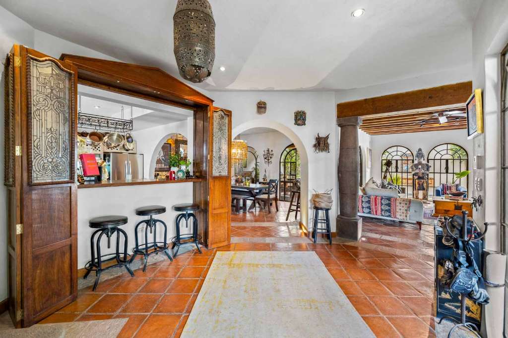 Fachadas coloridas de la Calle 59 en el Centro Histórico de Campeche al atardecer.